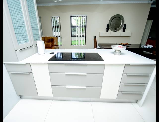 4.5 BEDROOM FREESTANDING FOR SALE IN CRYSTAL PARK
